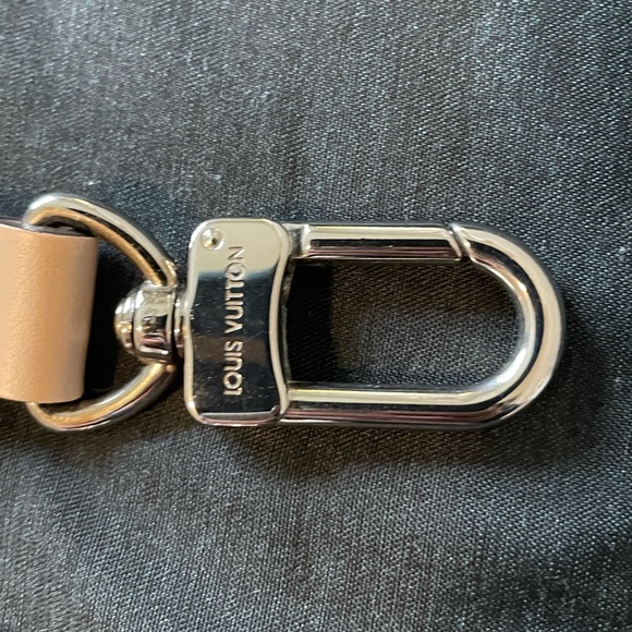 Louis Vuitton/ Dune colored strap with silver hardware. - Picture 4 of 12